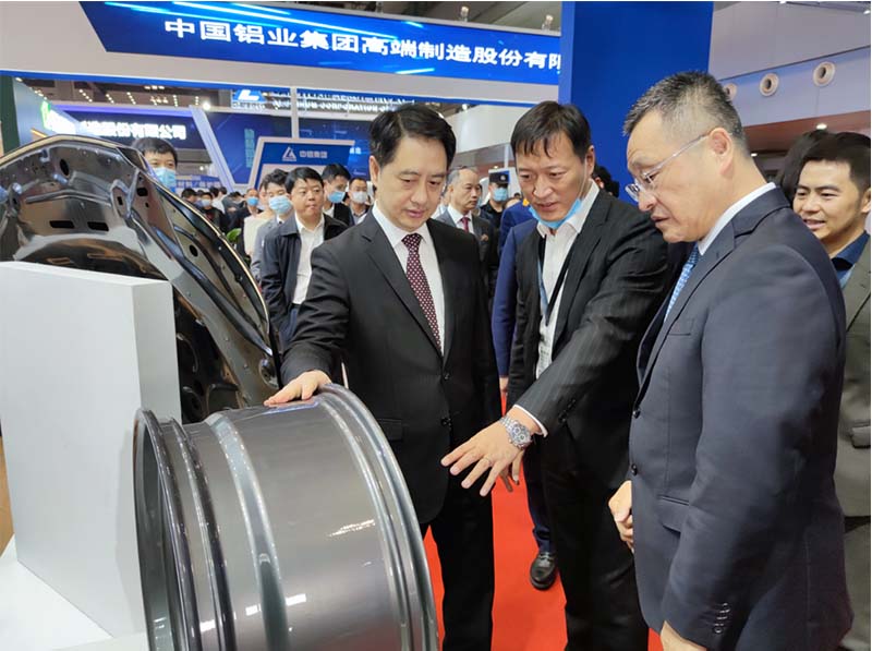 鋁板廠家_全國政協(xié)常委、中國有色金屬工業(yè)協(xié)會黨委書記葛紅林等領(lǐng)導(dǎo)到公司展位參觀指導(dǎo)